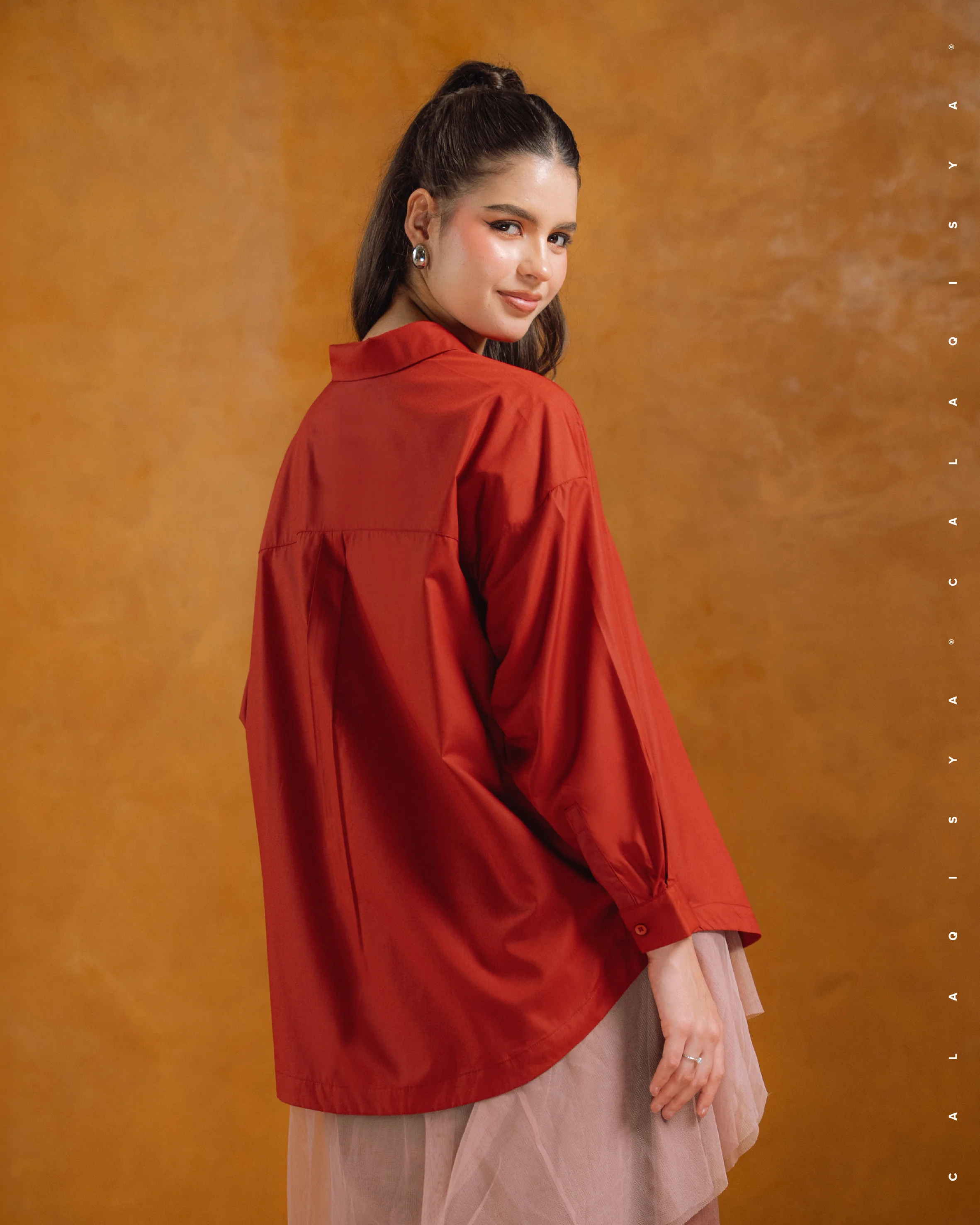 AMBER PLAIN SHIRT IN RED DAHLIA - Image 2