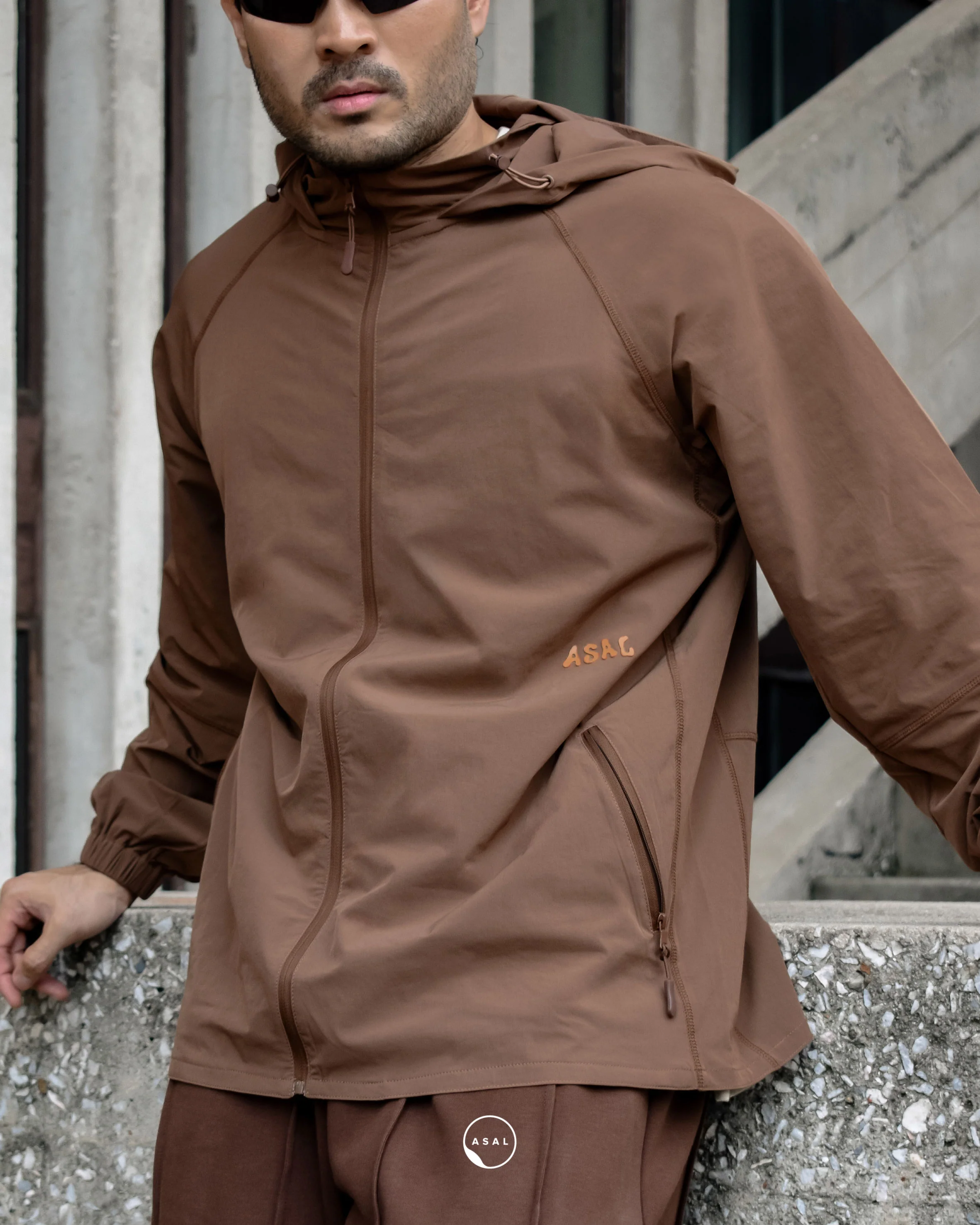 ASAL TEMPO WINDBREAKER IN CAROB BROWN - Image 4
