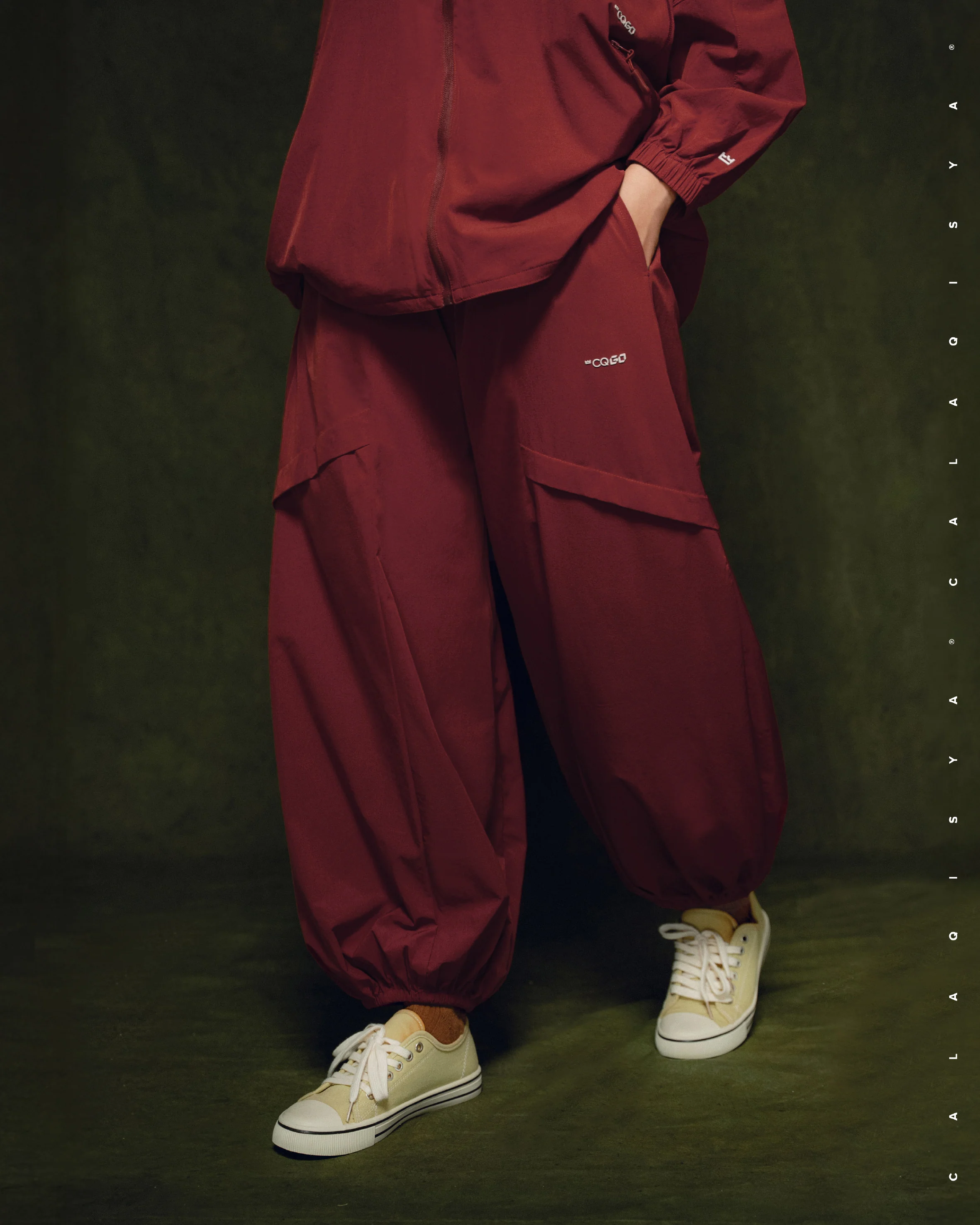 CQ GO : DEUCE PANTS 2.0 IN RED DAHLIA