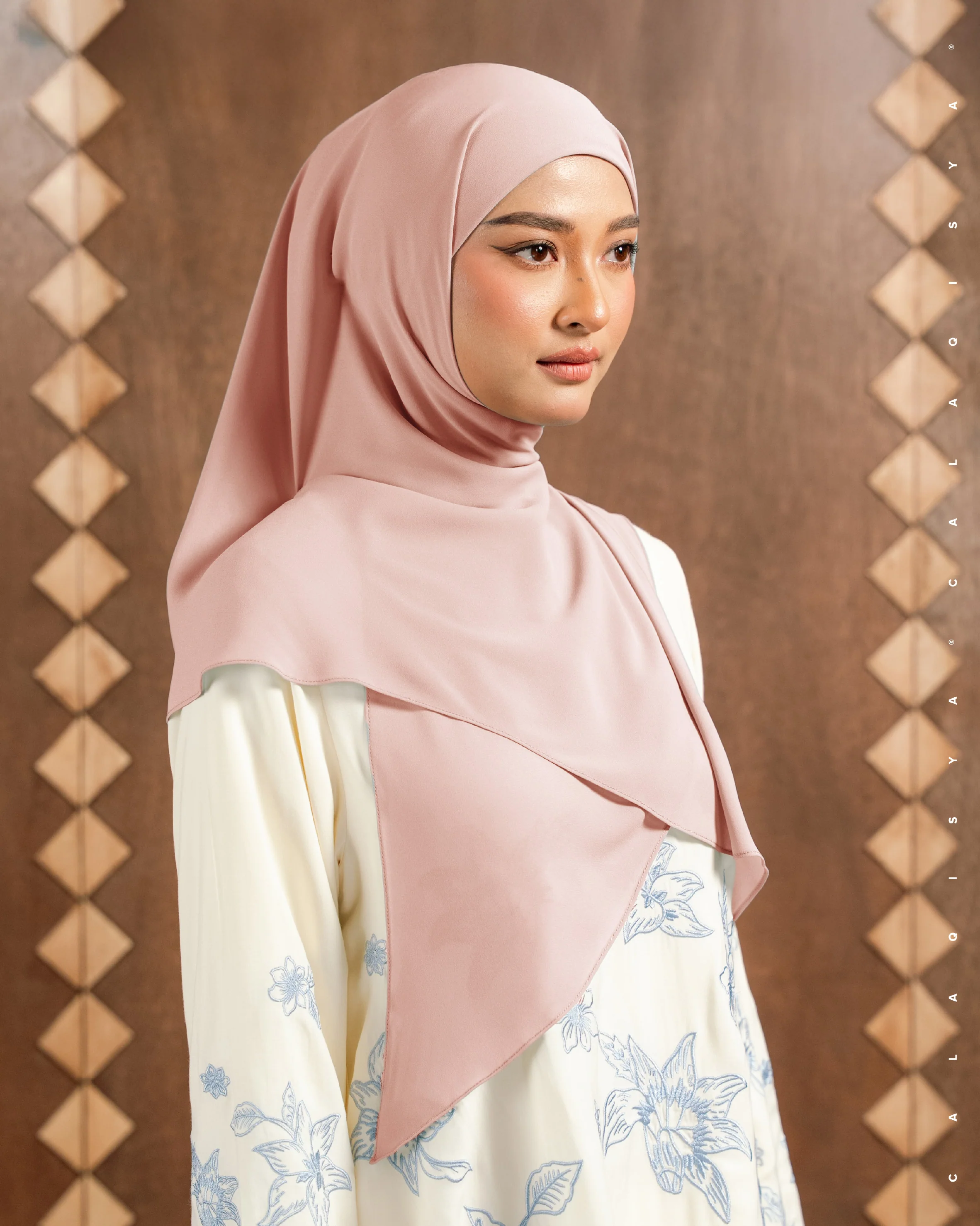 DANIAH TIE BACK UNDERCHIN (TRIANGLE) IN PEARL BLUSH