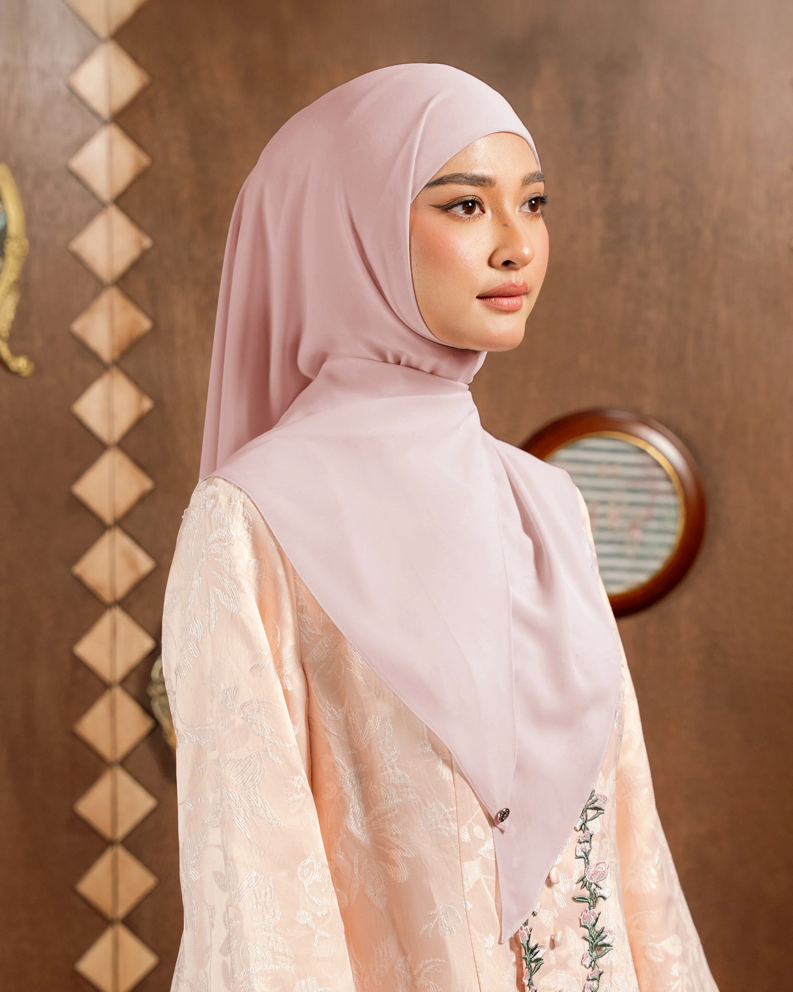 DANIAH TIE BACK UNDERCHIN (TRIANGLE) IN ROSE BISQUE