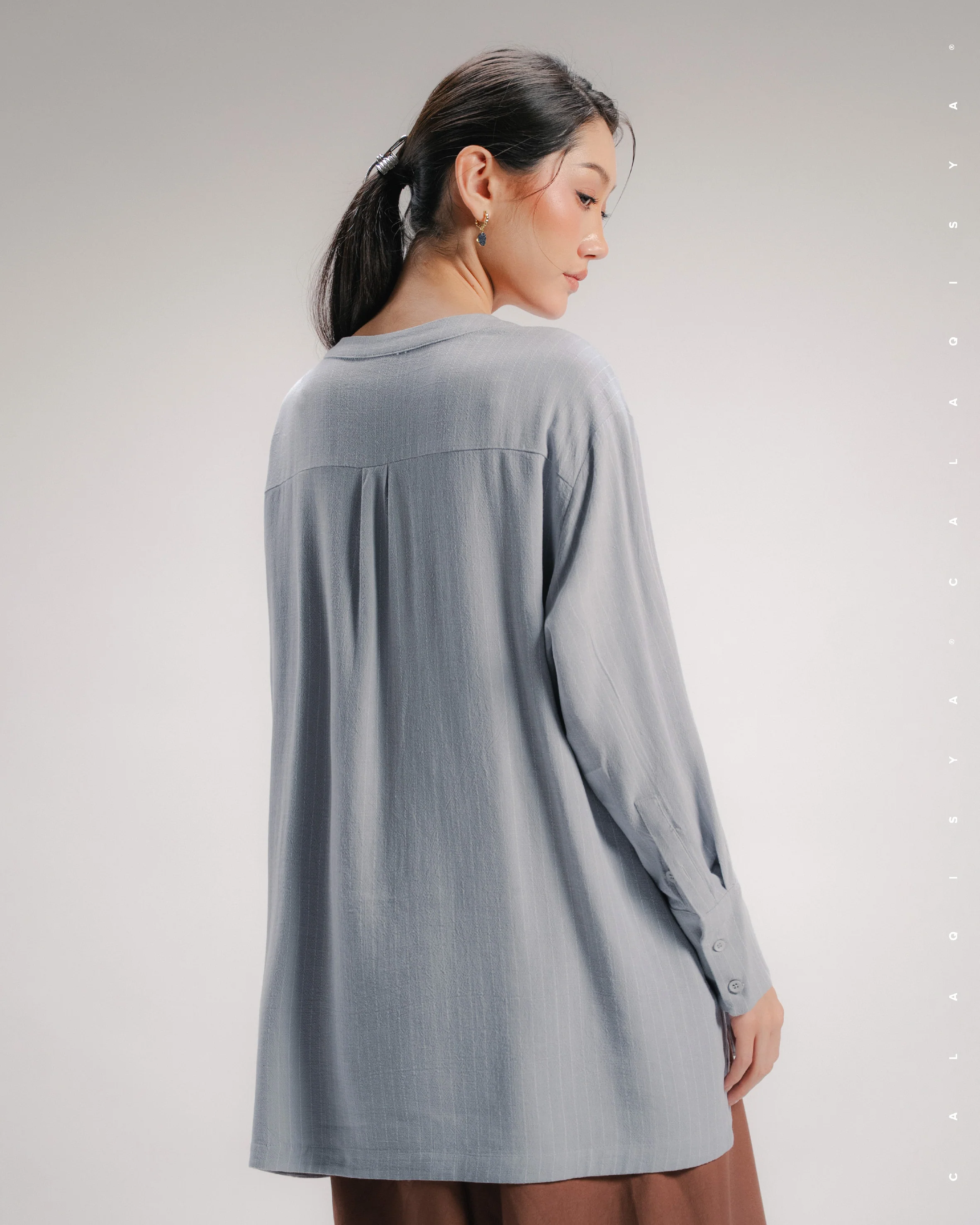 EVERYDAY STRIPE SHIRT IN OYSTER MUSHROOM - Image 4