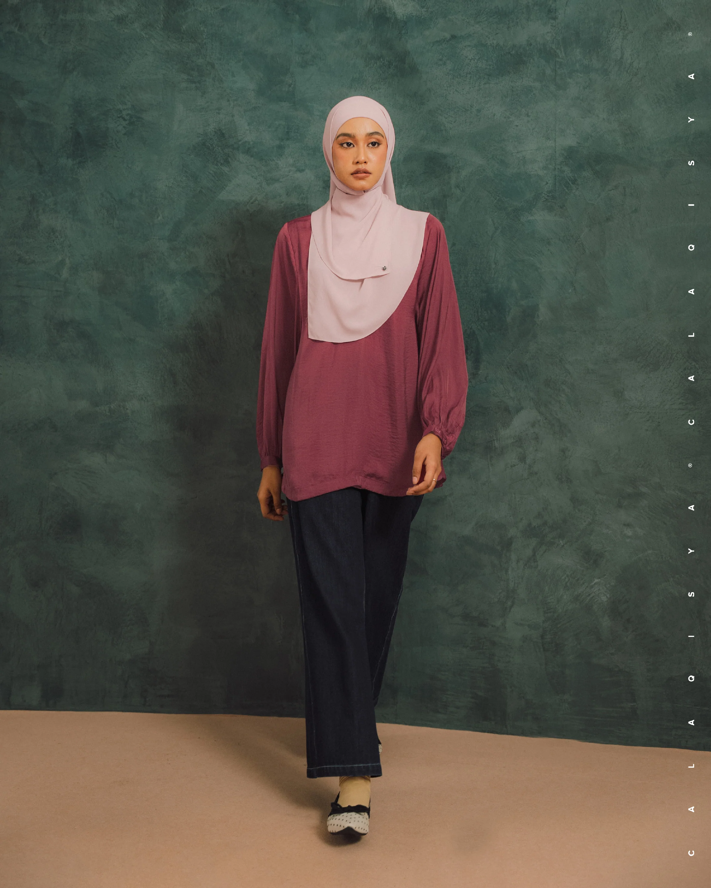 LAUREL BALLOON SLEEVE TOP IN WINTERBERRY - Image 4