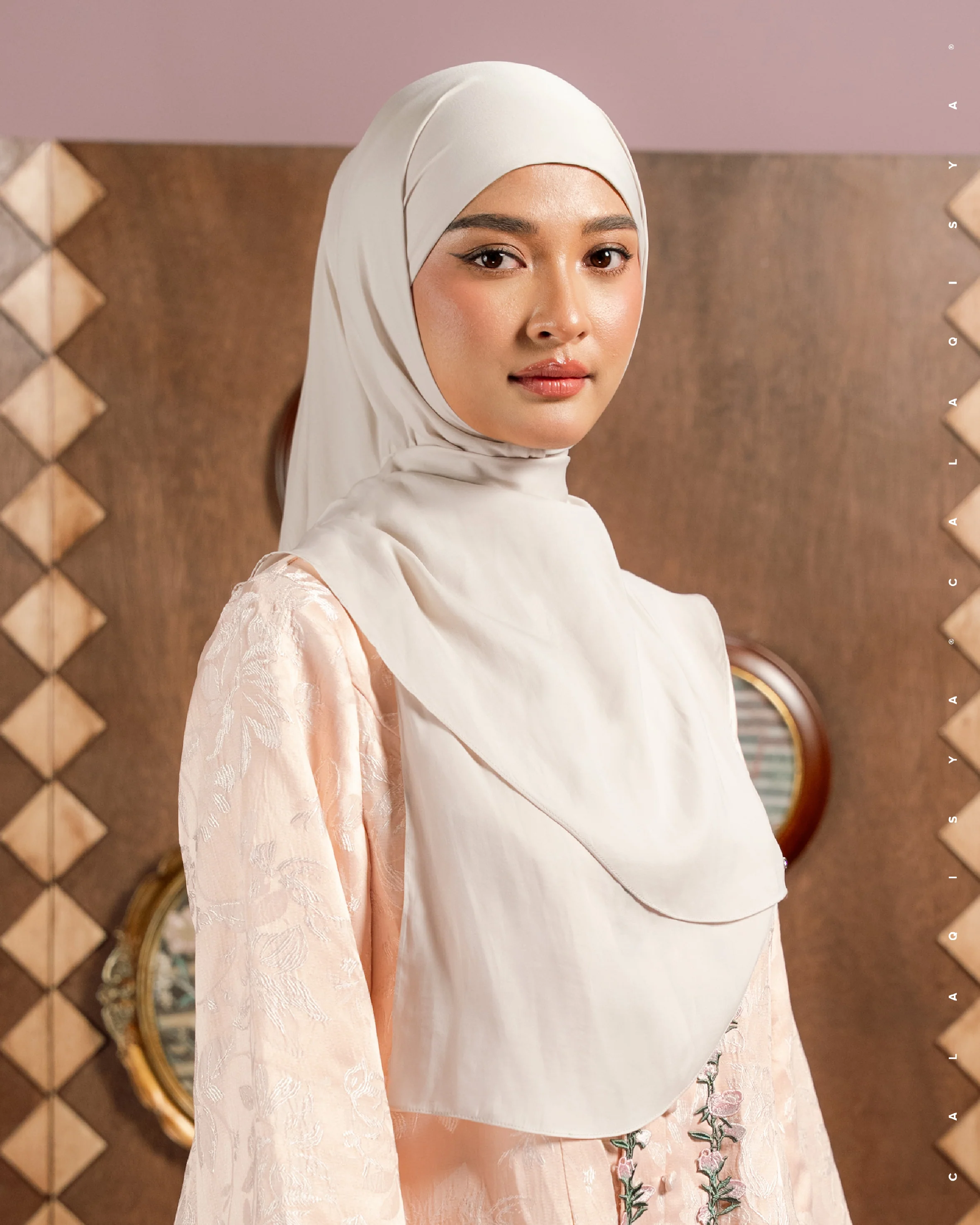 LAUREL TIE BACK UNDERCHIN IN ANTIQUE WHITE