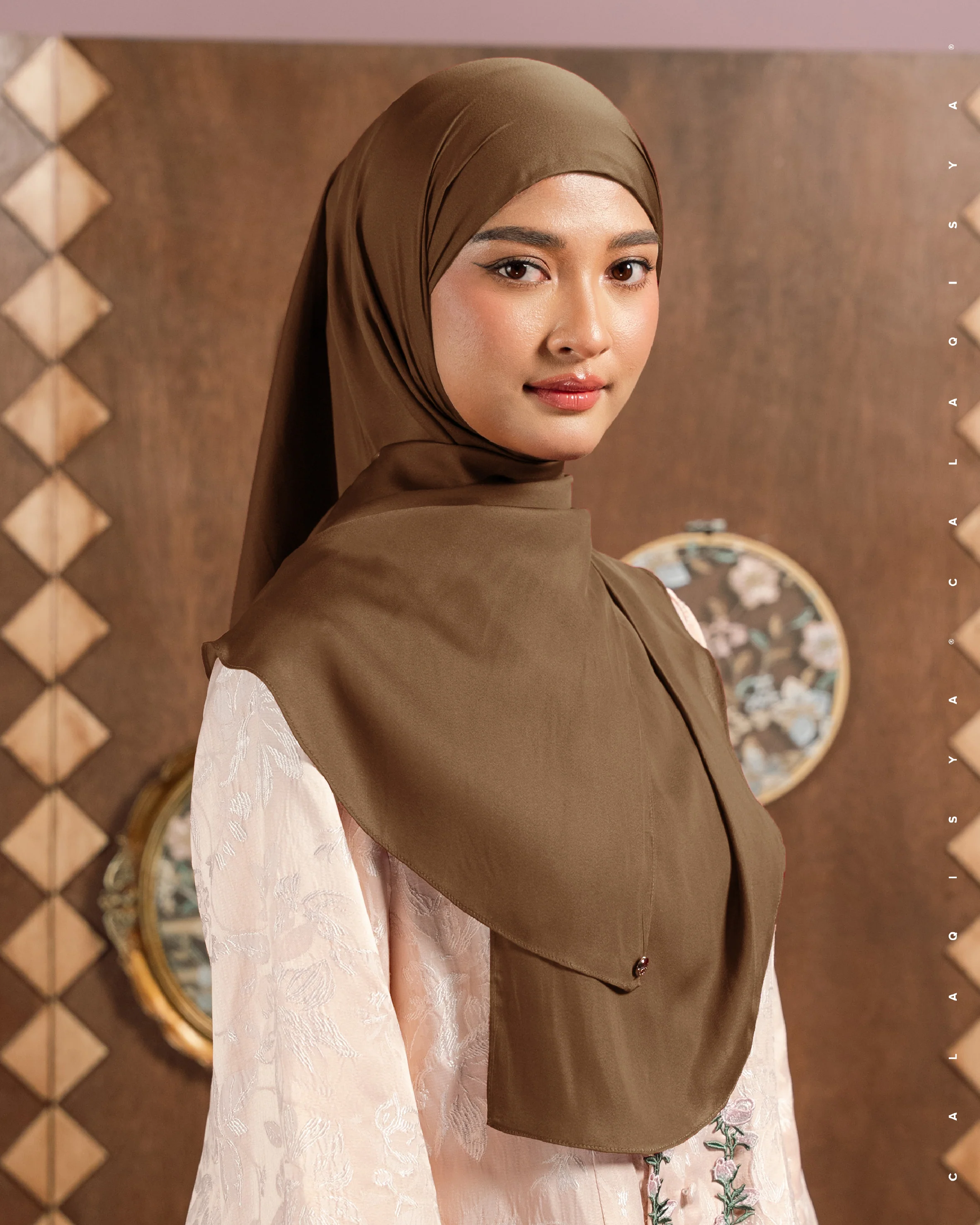 LAUREL TIE BACK UNDERCHIN IN BRONZE BROWN