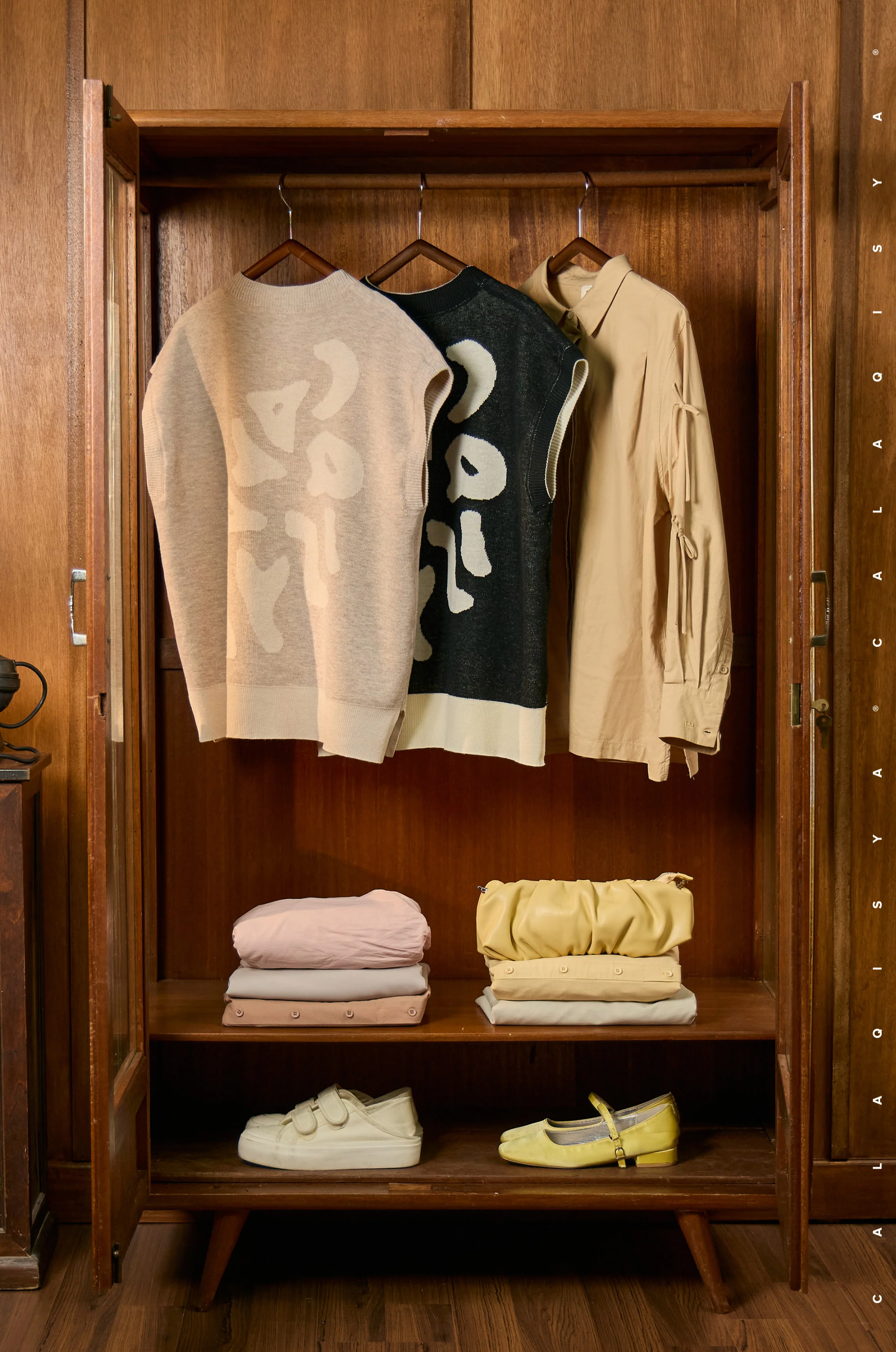 REVERSIBLE: MIRROR VEST IN SNOWFALL - Image 8